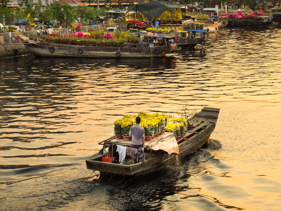 boat-on-saigon-river
