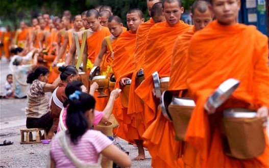 things-to-see-in-laos-alms-giving