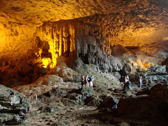 thing-to-do-in-halong-bay-exploring-caves